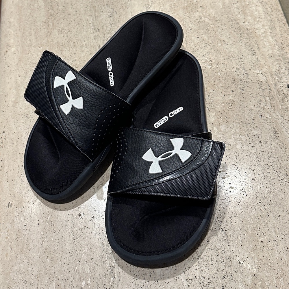Under Armour Black slides in 5Y